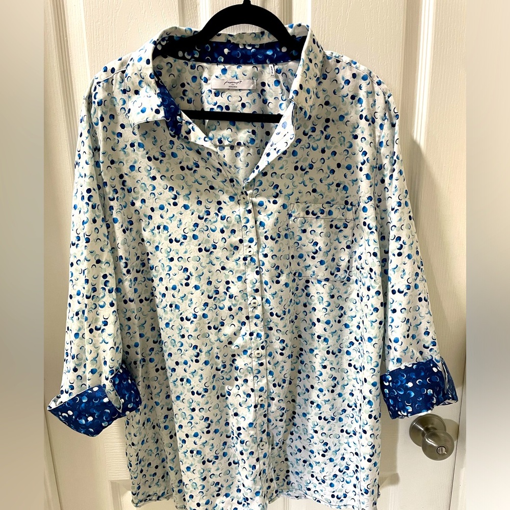 Foxcroft women’s shirt with contrasting cuffs.